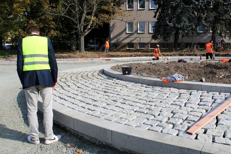 Na kruhovém objezdu v současné době probíhá především dláždění. A to jak jeho vnitřní části, tak přilehlých chodníků.