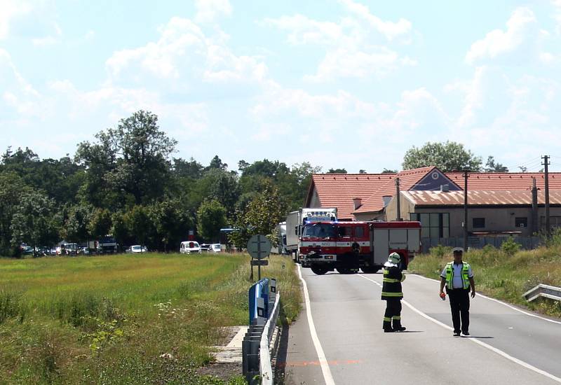 Nedaleko samoty zvané Na Ladech nezvládl osmašedesátiletý muž jedoucí na skútru od Nymburka mírnou pravotočivou zatáčku. Vyjel do protisměru, kde narazil do osobního vozu, který následně přeletěl a dopadl na komunikaci.