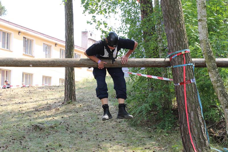 Ve školním policejním středisku v Sadské a u přilehlého jezera se konalo Mistrovství republiky v policejním víceboji.