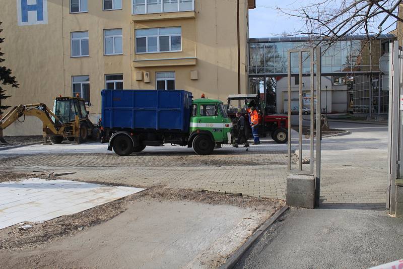 Tehdejší stavební úpravy u vchodu do nemocnice a instalace buněk sloužících jako vstupní filtr.