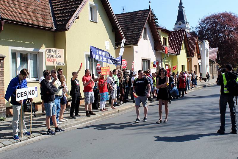 Protesty v Nymburce při jednání sjezdu komunistů a maškarní průvod.