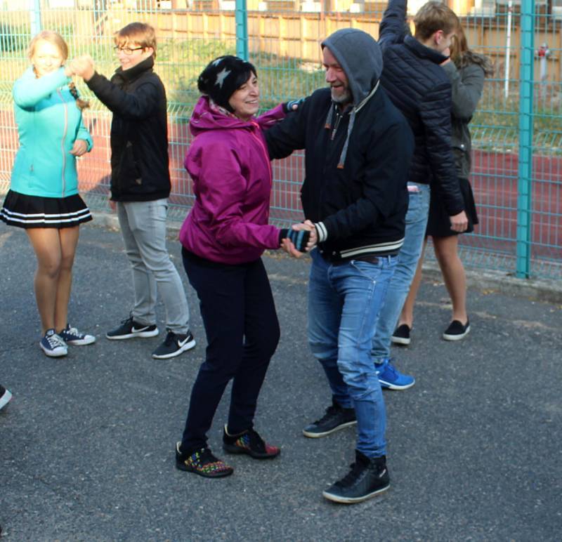 U Gymnázia Bohumila Hrabala roste od pondělí 22. října Lípa republiky.