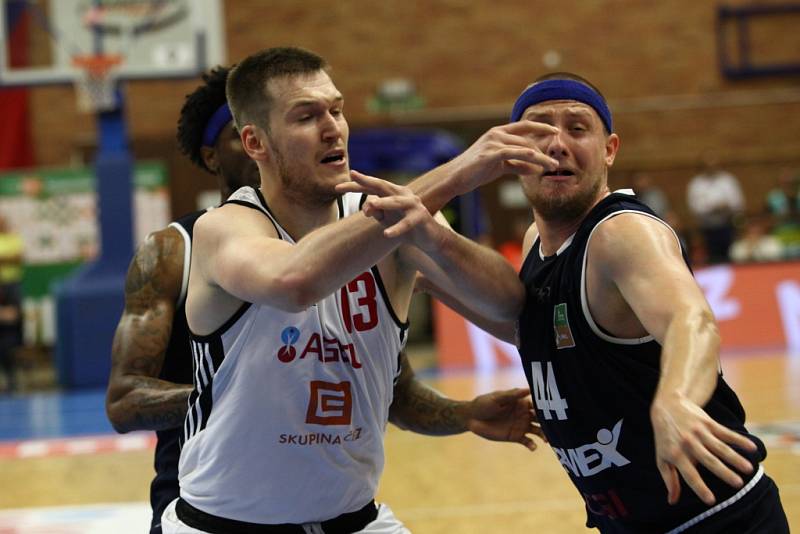 Z třetího finálového utkání basketbalové NBL Nymburk - Děčín (89:60)