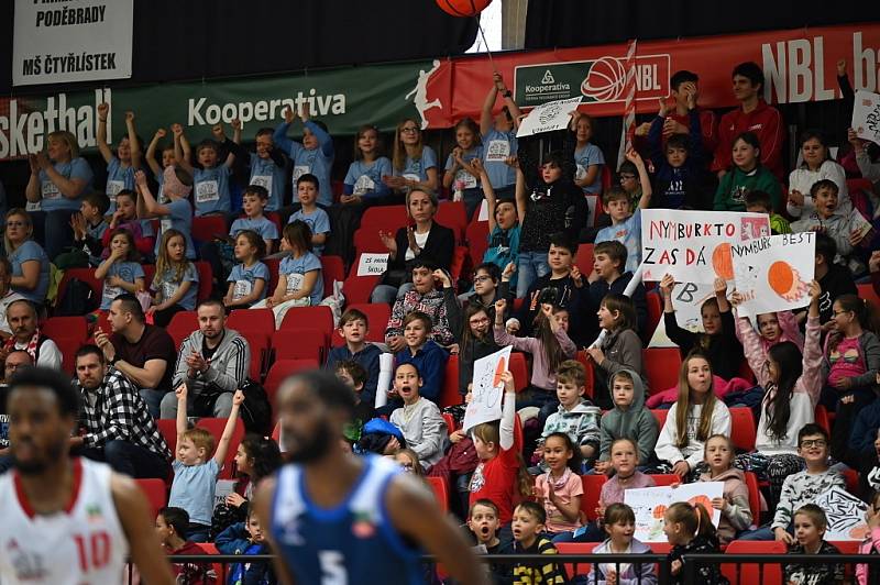 Z basketbalového utkání Kooperativa NBL Nymburk - Kolín (107:75)