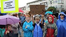 Demonstrace proti zinkovně AZOS na Zálabí.