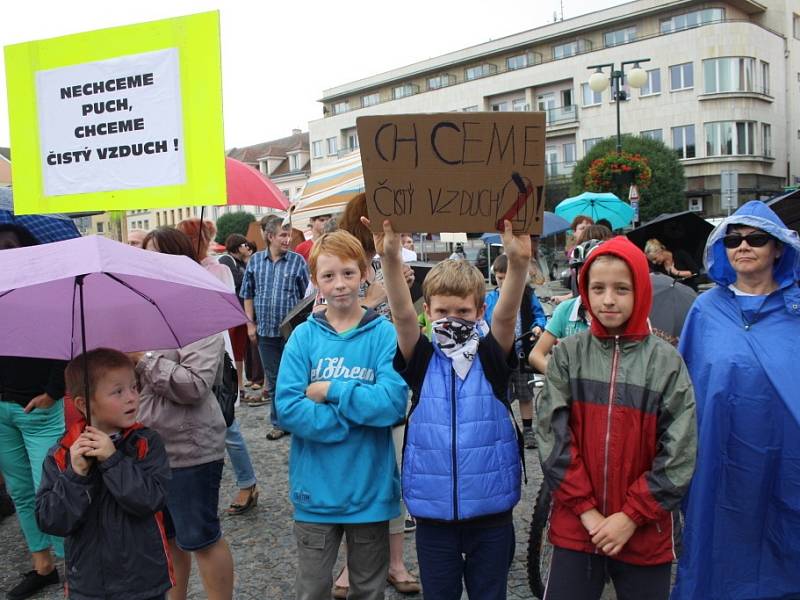 Demonstrace proti zinkovně AZOS na Zálabí.