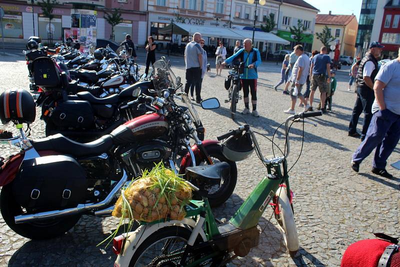 Za start letošní První míle si královéhradecký H.O.G Chapter klub sdružující majitele nablýskaných harlejů vybral nymburské náměstí.