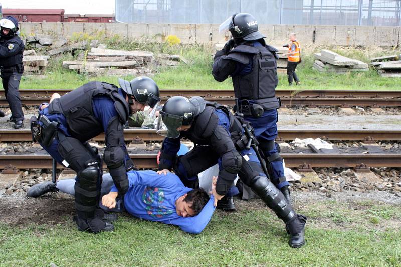 Mezinárodní policejní cvičení Railex 2017 se konalo uplynulé dva dny v nymburském železničním depu.