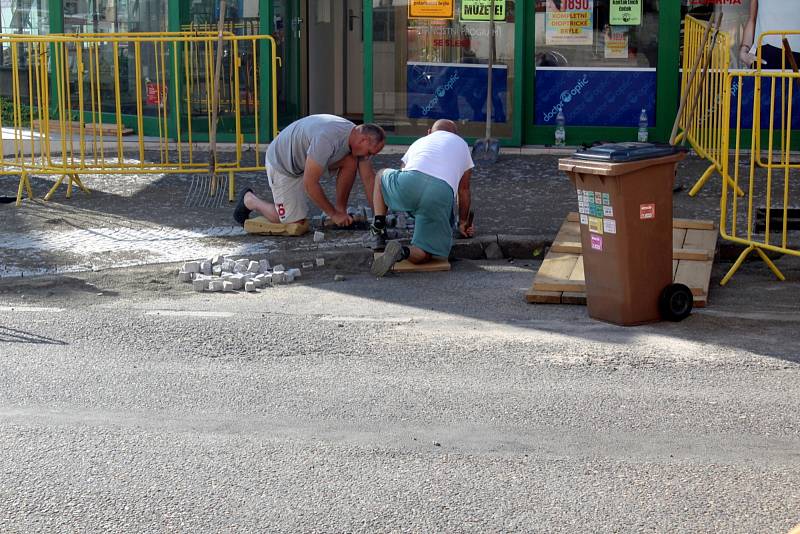 Aktuálně pracují dělníci souběžně na druhé a třetí etapě opravy ulice na pravé straně z pohledu od náměstí.