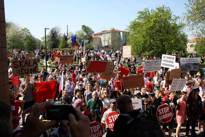 Protesty v Nymburce při jednání sjezdu komunistů a maškarní průvod.