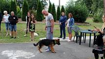 Druhá část projektu Tlapka v dlani, v jehož rámci cvičí budoucí vodící psy pro nevidomé vězni z Jiřic, má za sebou úspěšné tři měsíce.