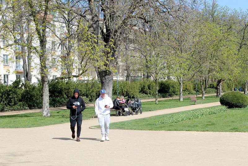 Lázeňský park na jaře. Brzy už po něm budou kroužit robotické sekačky.