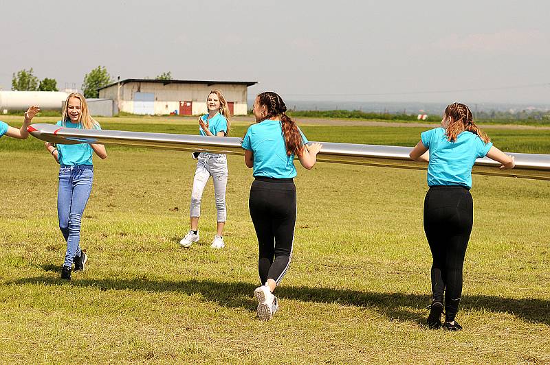 Letošní finalistky a loňská vítězka Miss Polabí se sešly na kolínském letišti.