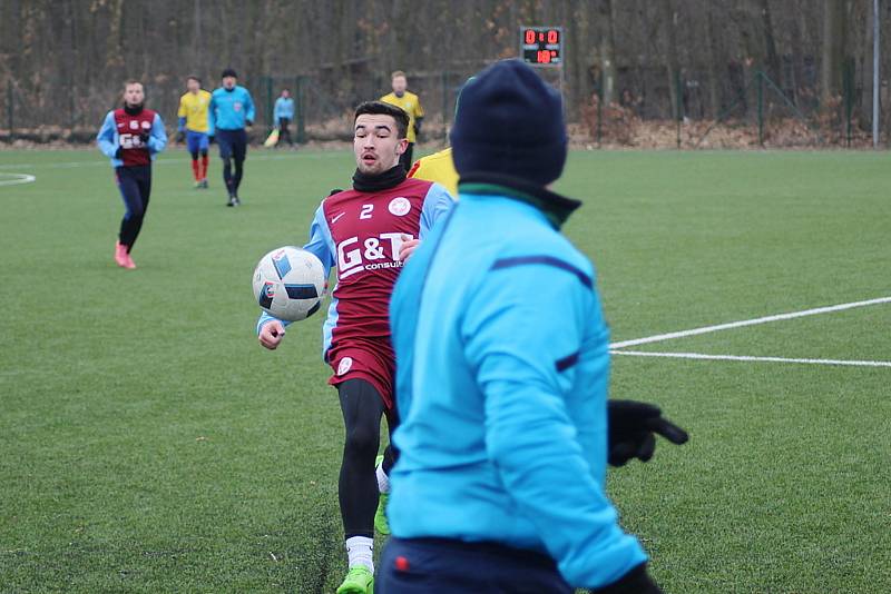 Fotbalisté Bohemie Poděbrady (v rudomodrém) Poděbrad vyhráli v dalším přípravném utkání nad Rejšicemi 1:0.