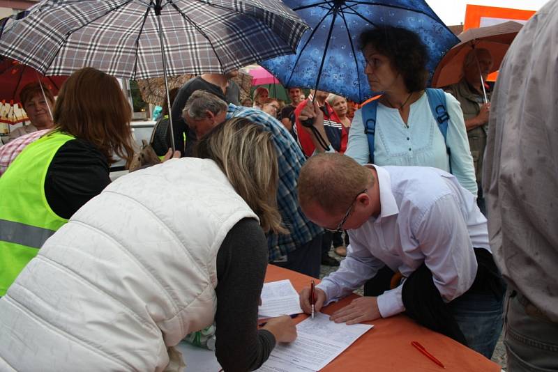 Demonstrace proti zinkovně AZOS na Zálabí.