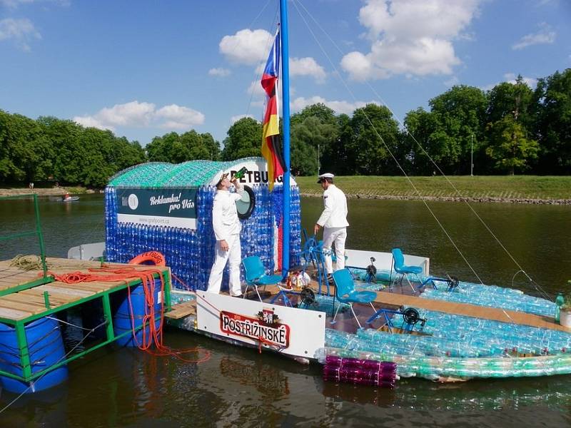 Loď postavená z PET lahví vyrazila do Hamburku