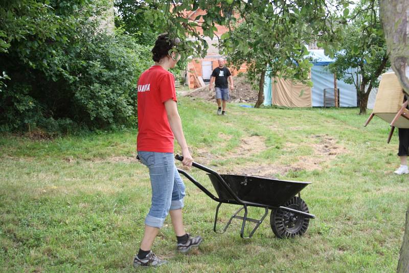 V Jizbicích připravují dobrovolníci z celého světa tábor pro autistické děti.