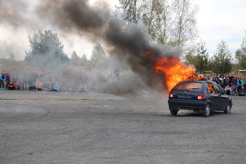 Na branném dnu v bývalém vojenském prostoru u Milovic se představili policisté, hasiči i záchranka. 