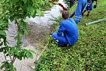 V pátek dopoledne zasahovali na Velkých Valech poblíž mateřské školky Sluníčko nymburští hasiči a pracovníci Vodovodů a kanalizací.