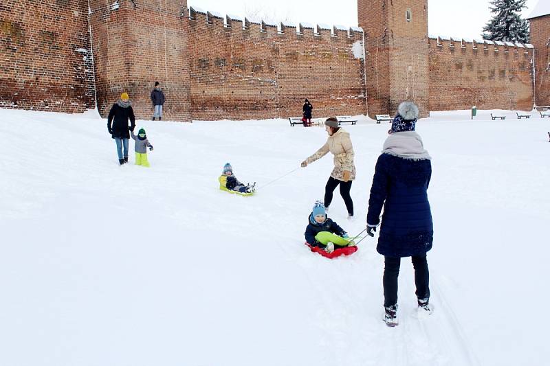 V noci na pondělí napadlo v Nymburce 10 centimetrů sněhu.