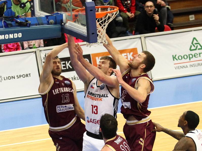 Basketbalisté Nymburka (v bílém) hráli další utkání Ligy mistrů na své palubovce s týmem Lietkabelis Panevežys.