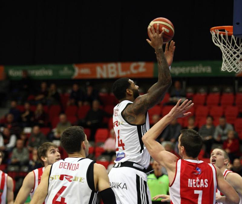 Basketbalisté Nymburka (v bílém) vyprovodili mužstvo Pardubic padesátibodovým debaklem.