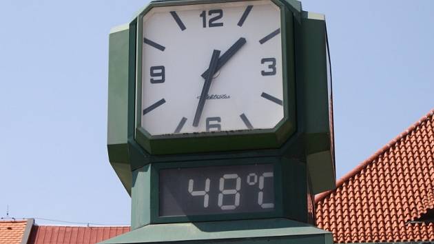 Na nymburském náměstí bylo nejvíc v sobotu po půl druhé odpoledne. Teploměr ukázal 48 stupňů Celsia.