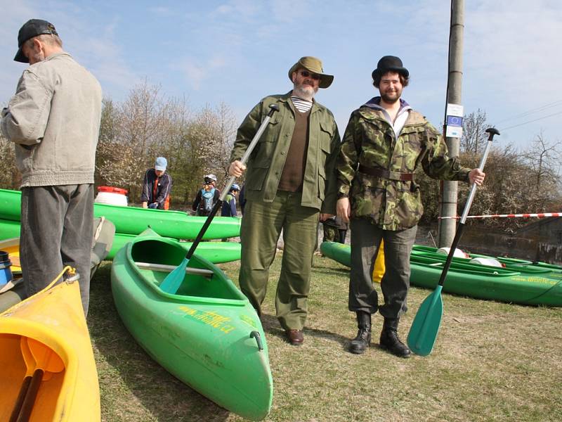 Třetí odemykání Cidliny pod žehuňskou hrází bylo veselé a slunečné. 