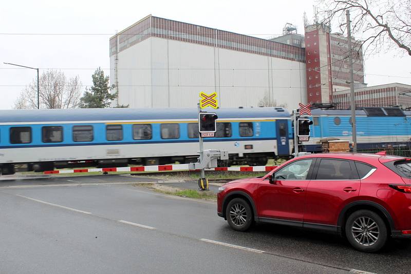 Pražská ulice a železniční přejezd u pivovaru v Nymburce.