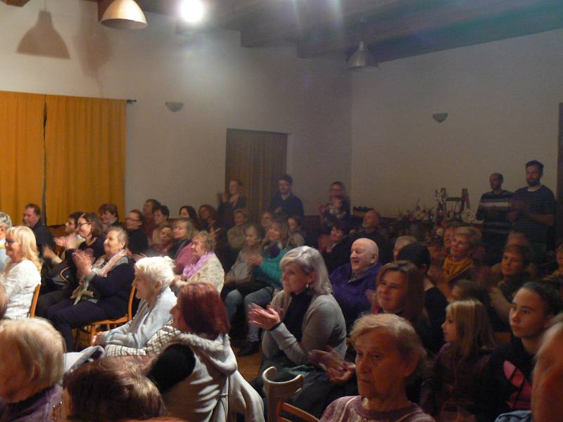 Adventní koncert pěveckého sboru Rolnička z Prahy zaplnil sál hospody U Sýkorů v Pňově.