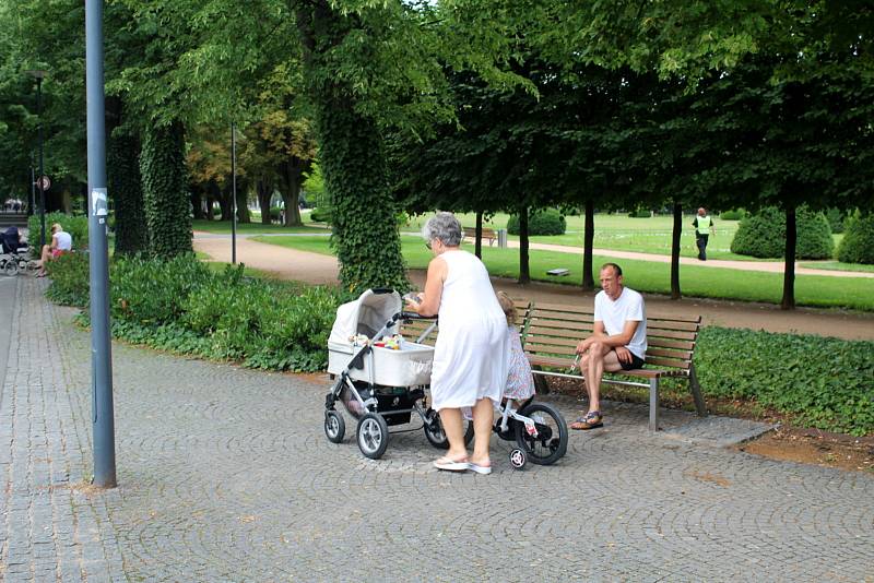 Místo před nádražím na kraji lázeňského parku v Poděbradech je občas místem pobytu hlučných osob z řad bezdomovců. Bude na něj dohlížet nová kamera.