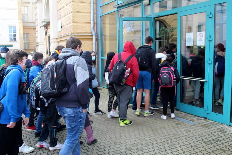 Návrat žáků druhého stupně do školy. Někteří školáci ze ZŠ Tyršova v Nymburce z toho příliš nadšení nebyli.