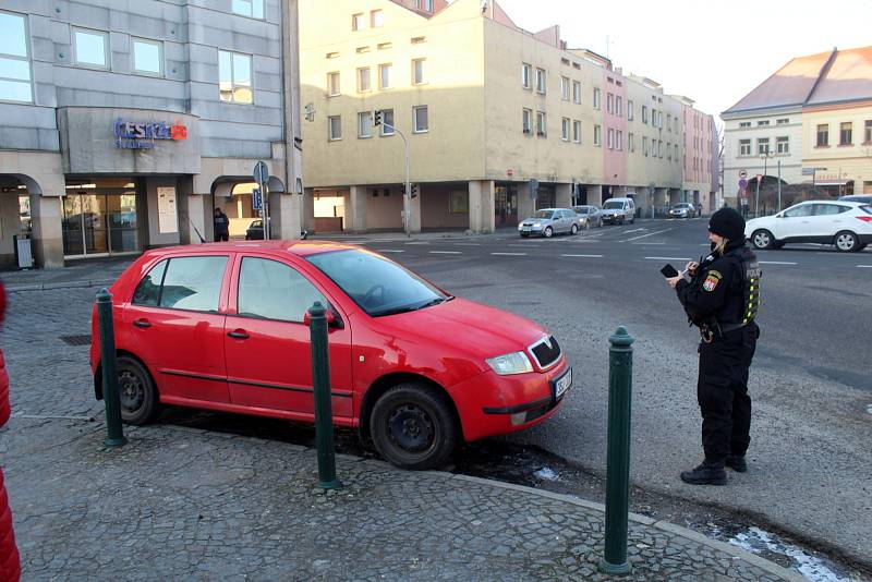 Nymburští strážníci používají při udělování pokut nový elektronický systém MP Manažer.