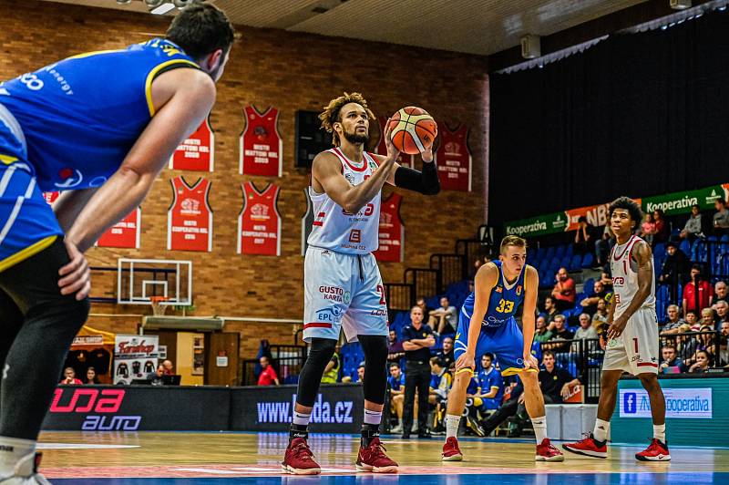 Z basketbalového utkání nejvyšší soutěže Nymburk - Opava (92:75)