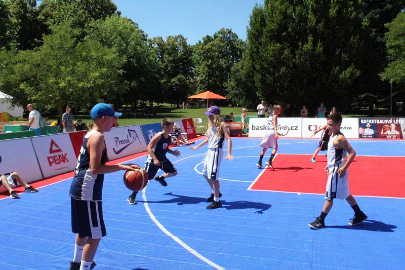 Mezinárodní turnaj v basketu tři na tři se hrál na poděbradské kolonádě.