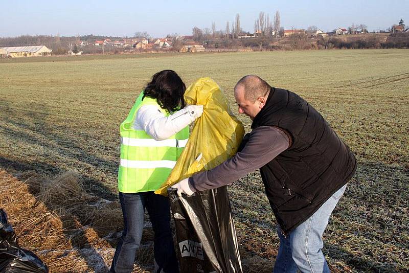 Starostka Jizbic Eva Pacltová s Alešem Suchánkem odklízeli pytle s odpadky z pole 
