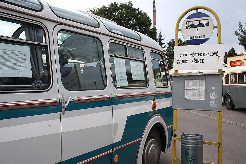 Sraz historických autobusů a náklaďáků na autobusáku v Nymburce