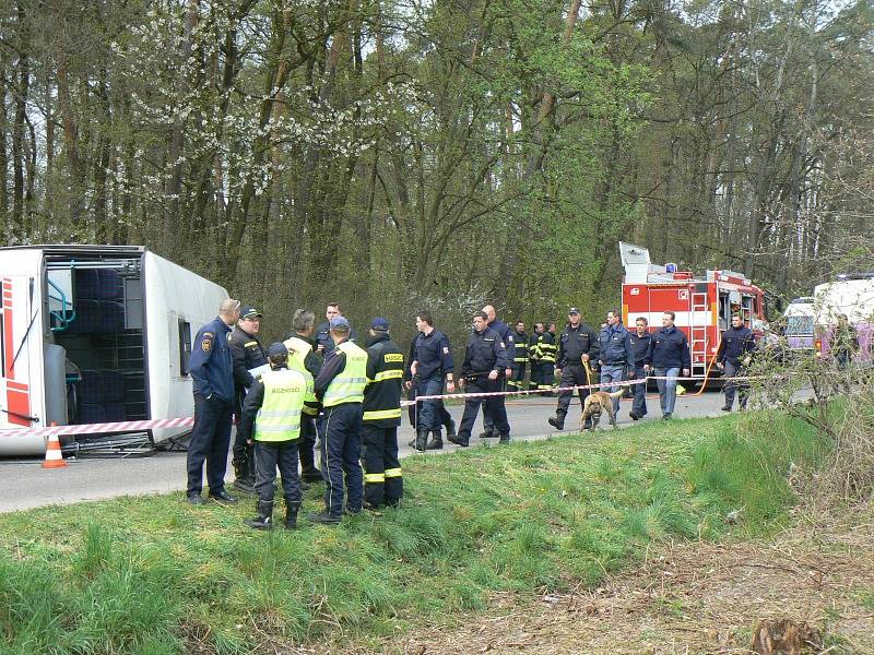 Cvičení simulující nehodu autobusu převážejícího vězně