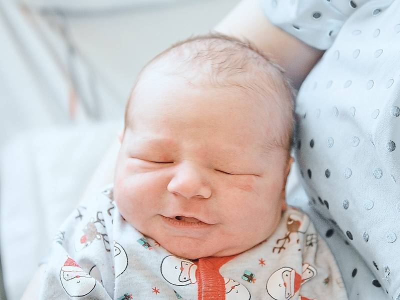 Alex Koníček se narodil v nymburské porodnici 22. listopadu 2022 v 8:18 hodin s váhou 3980 g a mírou 50 cm. V Milovicích chlapečka očekávala maminka Jitka, tatínek Vitalij a bráška Max (2 roky).