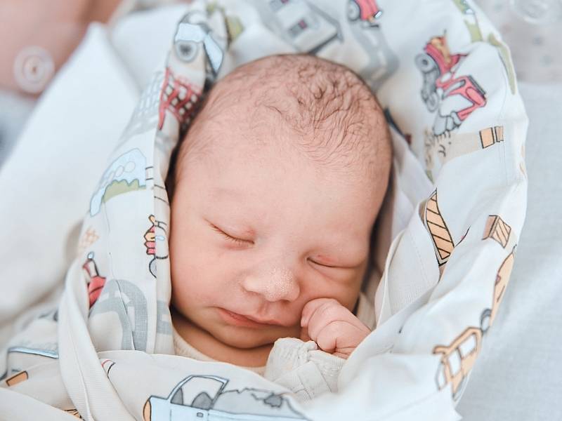 Šimon Sluka se narodil v nymburské porodnici 26. října 2022 v 11:31 hodin s váhou 3360 g a mírou 49 cm. S maminkou Nikolou a tatínkem Lukášem bude prvorozený chlapeček bydlet v Čachovicích.