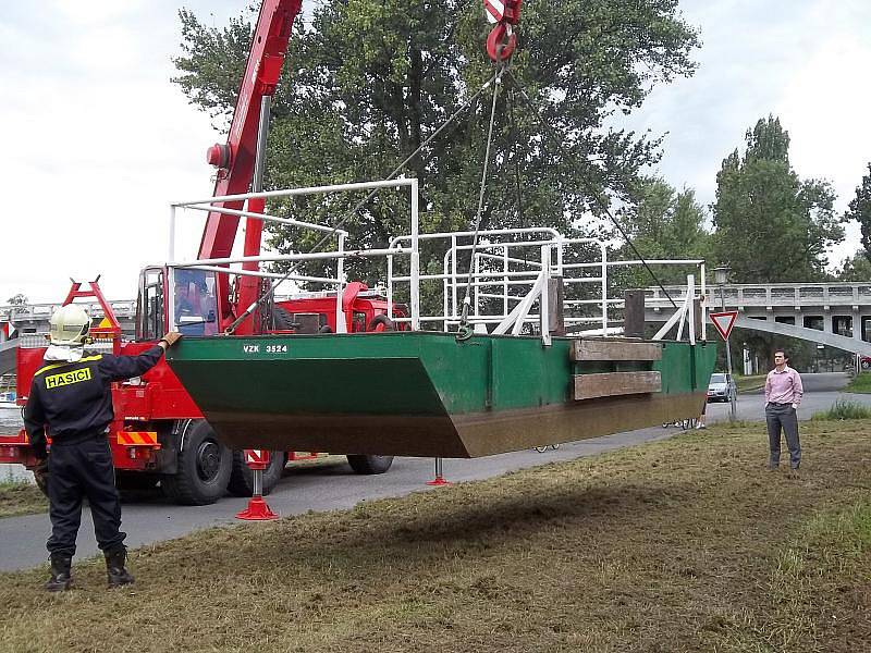 Molo je umístěné na Labi v Nymburce poblíž kamenného mostu