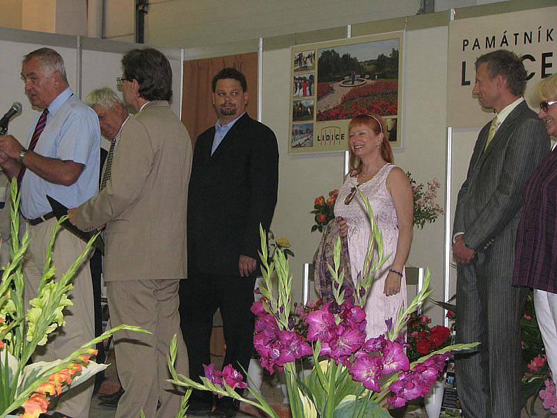 Tisíce lidí obdivuje i nakupuje tisíce květin na výstavě Květy 2010. 