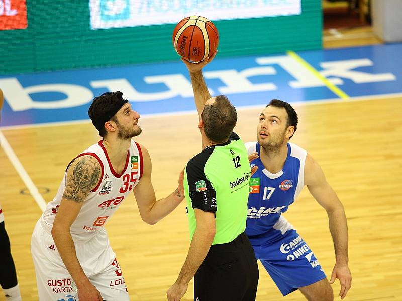 Z basketbalového utkání Kooperativa NBL Nymburk - Ostrava (95:81)