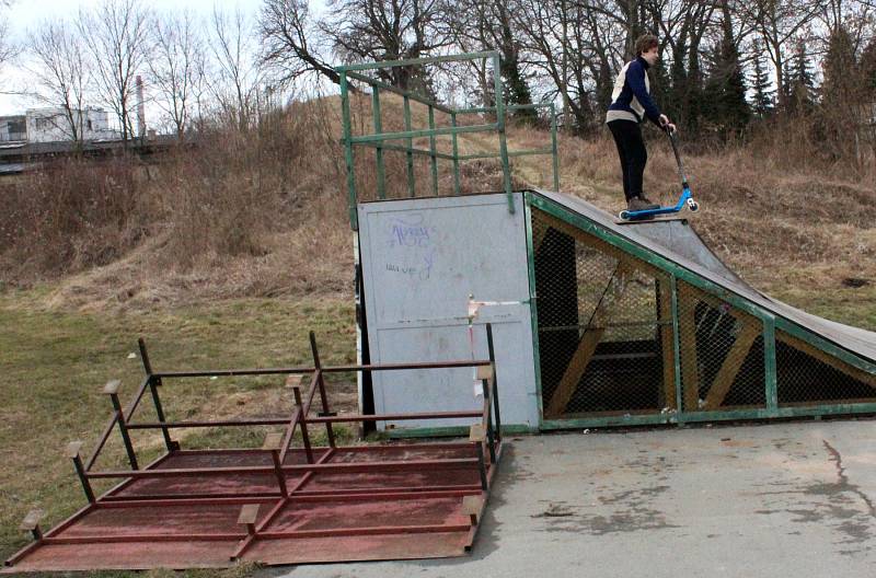 Vandalové poničili nymburský skatepark.