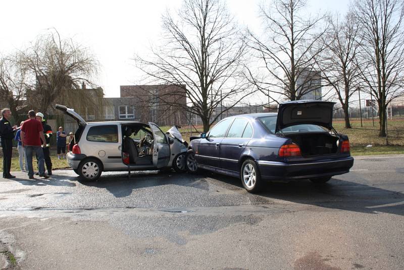 Nehoda ve Zbožské ulici, pri níž hořelo auto