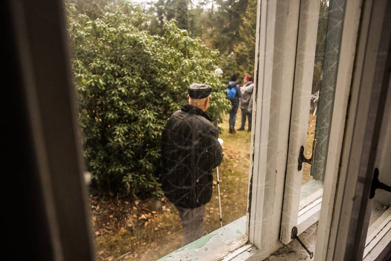 Den otevřených dveří v chatě spisovatele Bohumila Hrabala v Kersku.