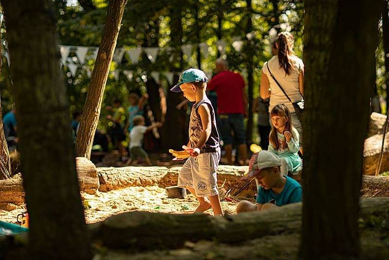Milovický lesní jarmark je prostor pro představení zdejších alternativních škol a desítky místních výrobců všeho možného.