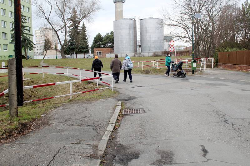 Původní mostek přes potok Liduška na kraji sídliště má nahradit nový železobetonový most. Foto: Deník/ Miroslav S. Jilemnický