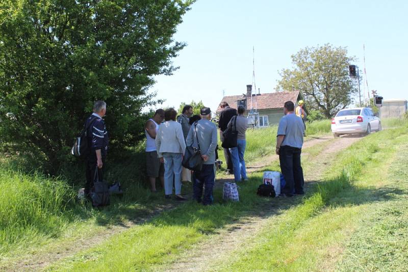 Tragédie se stala v pátek po deváté hodině ráno zhruba 300 metrů od železničního přejezdu ve Všechlapech. Osobní vlak směřující z Nymburka do Městce Králové usmrtil dvaasedmdesátiletou ženu.