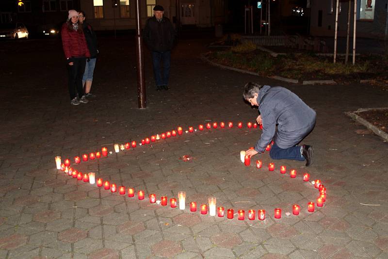 V Městci Králové zapálili svíčky ve tvaru srdce.